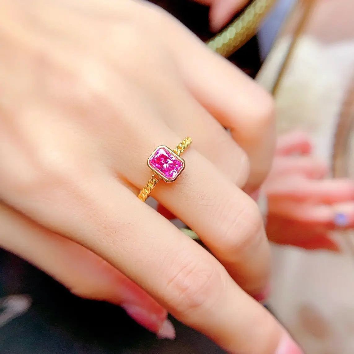 Anillo en Plata de Ley con diamante moissanita rosa